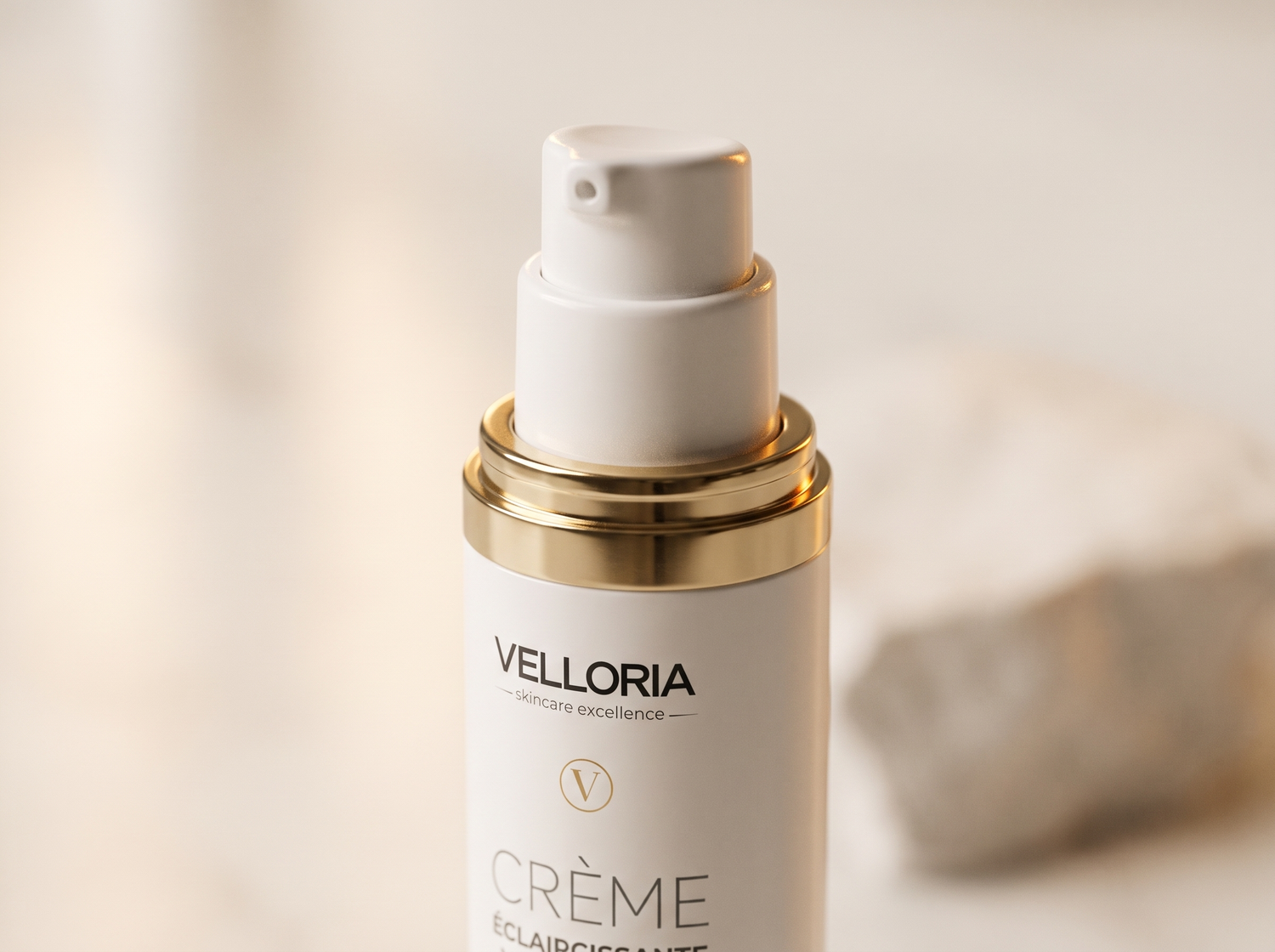 Détail de la pompe et du bandeau doré de la Crème Éclaircissante VELLORIA